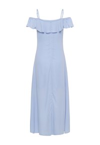 Robe maxi bleu clair à épaules dénudées avec bretelles spaghetti et un décolleté à volants, présentant une jupe fluide légèrement froncée.