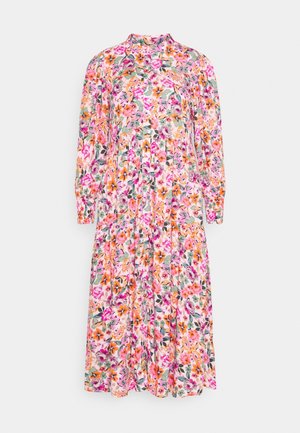 Midi-kjole med lange ærmer, høj hals, løs pasform og et levende pink, orange og grønt blomstermønster på hvid baggrund.