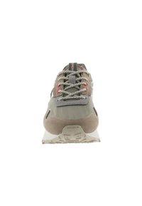 Zapatilla deportiva con una mezcla de tela verde oliva y ante beige. Presenta cordones grises, acentos en rosa y una suela salpicada de blanco.