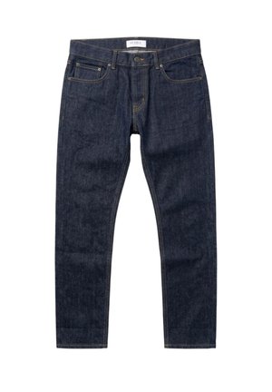 Jeans a gamba dritta di colore blu scuro con chiusura con bottone e cerniera, tasche frontali e taschino, e dettagli di cuciture visibili.