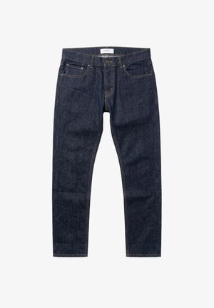 Jeans a gamba dritta di colore blu scuro con chiusura con bottone e cerniera, tasche frontali e taschino, e dettagli di cuciture visibili.