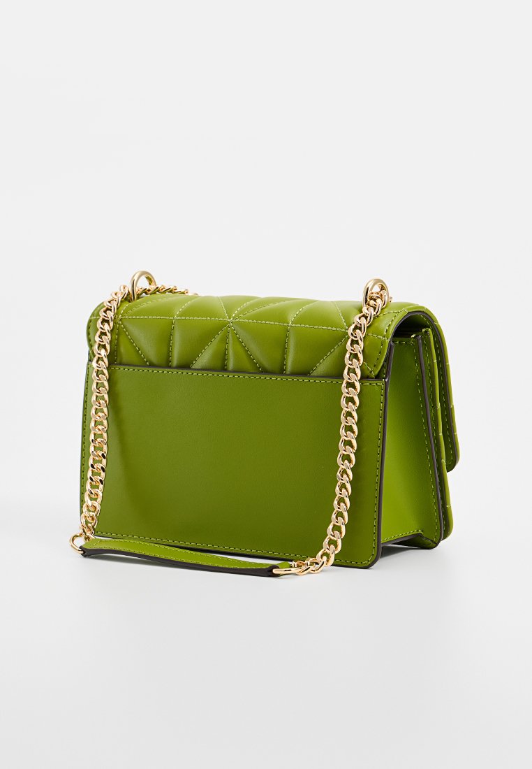 Gequilted groene faux leren tas met een gouden kettingriem, met een gestructureerde vorm en contrasterende zwarte accenten.
