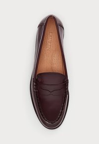 Burgundzkie skórzane mokasyny z zaokrąglonym noskiem, szczegółowym przeszyciem i tłoczonym logo. Wnętrze z perforowaną wyściółką dla komfortu.