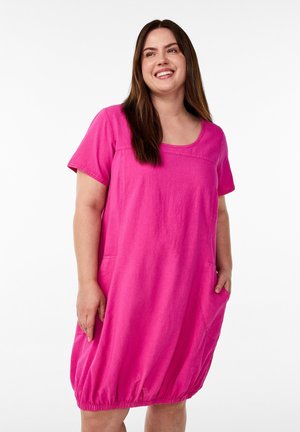 Abito casual rosa con maniche corte, scollatura rotonda, orlo arricciato e tasche laterali. Tessuto morbido e vestibilità comoda per il massimo comfort.