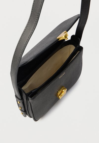 Μαύρο δερμάτινο τσαντάκι ώμου με υφή στην επιφάνεια, κλείσιμο με χρυσό κουμπί και ανοιχτό μπεζ εσωτερικό. Διαθέτει ρυθμιζόμενο λουράκι και χρυσές λεπτομέρειες.