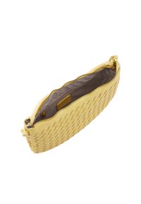 Gelbe gewebte Leder-Clutch mit Reißverschluss, gefüttertem Innenraum und einer strukturierten Oberfläche mit Diamantmuster.