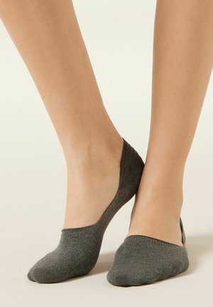Šedé ponožky typu no-show z měkkého materiálu s nízkým střihem, hladkou texturou a zesílenou oblastí na špičce pro větší odolnost.