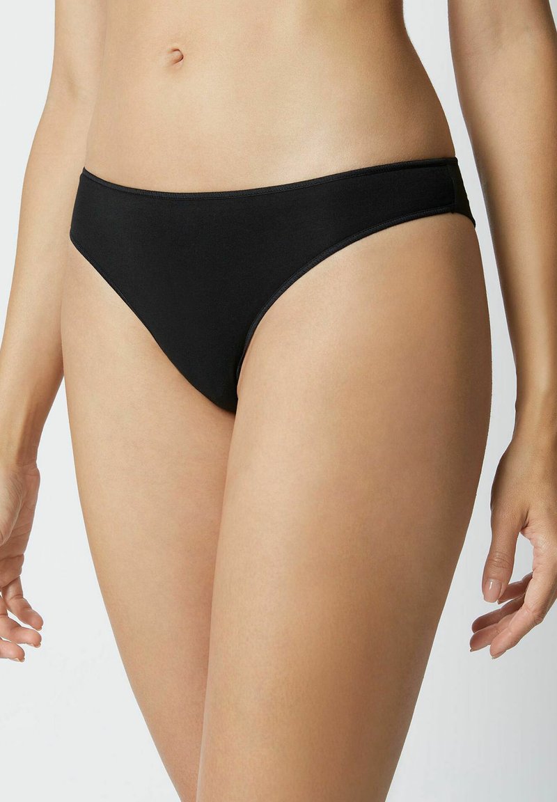 Zwarte katoenen bikini slip met een gemiddelde taillehoogte en een gladde textuur, voorzien van een eenvoudig ontwerp en minimale stikdetails.