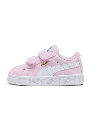 Baskets enfants Puma rose clair avec semelle blanche, bande latérale blanche, logo doré et deux bandes velcro sur le dessus.