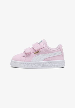 Jasnoróżowy dziecięcy sneaker Puma z białą podeszwą, białym paskiem bocznym, złotym logo i dwoma paskami na rzepy na górze.