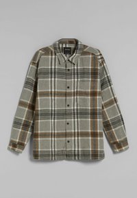 Camisa de cuadros de botonadura hecha de tela suave. Presenta patrones de cuadros en gris, marrón y blanco, un collar y un bolsillo en el pecho.