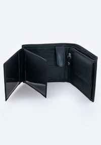 Černá kožená peněženka s několika přihrádkami na karty, zipovou kapsou a patentním uzávěrem; má hladký a texturovaný povrch.