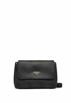 Sac bandoulière noir Guess avec logo métallique triangulaire, motif texturé, fermeture à rabat et sangle réglable sur fond blanc.