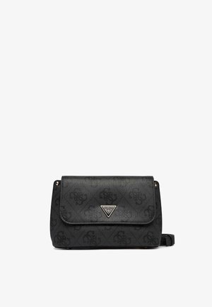 Schwarze Guess Umhängetasche mit dreieckigem Metalllogo, strukturiertem Muster, Klappverschluss und verstellbarem Riemen vor weißem Hintergrund.