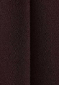 Mørkebrun stof med en struktureret vævning, der har en subtil glans. Overfladen fremstår robust med en glat finish.