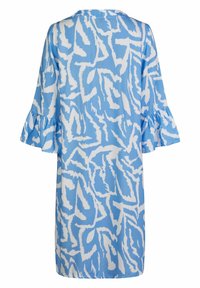 Kurzärmliges Kleid aus hellblauem Stoff mit einem weißen abstrakten Muster, Rüschensäumen und einer entspannten Silhouette.