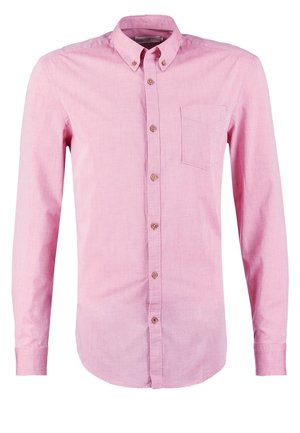 Różowa koszula na długi rękaw zapięta na guziki, z kołnierzykiem na guziki i jedną kieszenią na piersi, wykonana z lekkiego materiału.