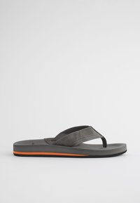 Szaro-czarna sandałka japonka z pomarańczowym paskiem na podeszwie, wyściełanymi paskami i teksturowaną wkładką na białym tle.