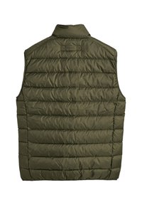 Chaleco sin mangas acolchado en verde oliva con diseño acolchado. Presenta un alto cuello y una tela texturizada con líneas de costura visibles.