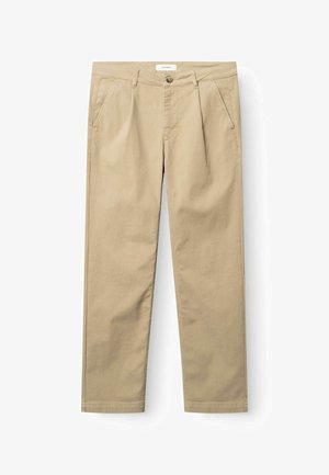 Beežid sirge lõikega püksid küljetaskutega, esiplaatidega, nööpide ja tõmblukuga ning vööaasadega, valgel taustal eksponeeritud.