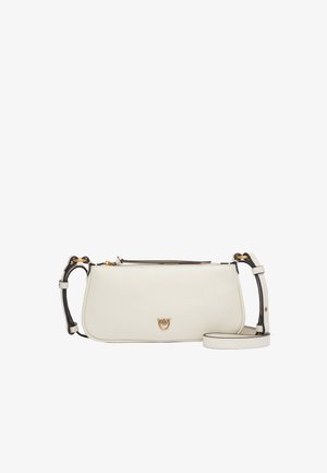 Borsa a tracolla bianca in pelle con un accento del logo dorato, forma curvata, chiusura con zip e una tracolla nera staccabile. Texture liscia su tutta la superficie.