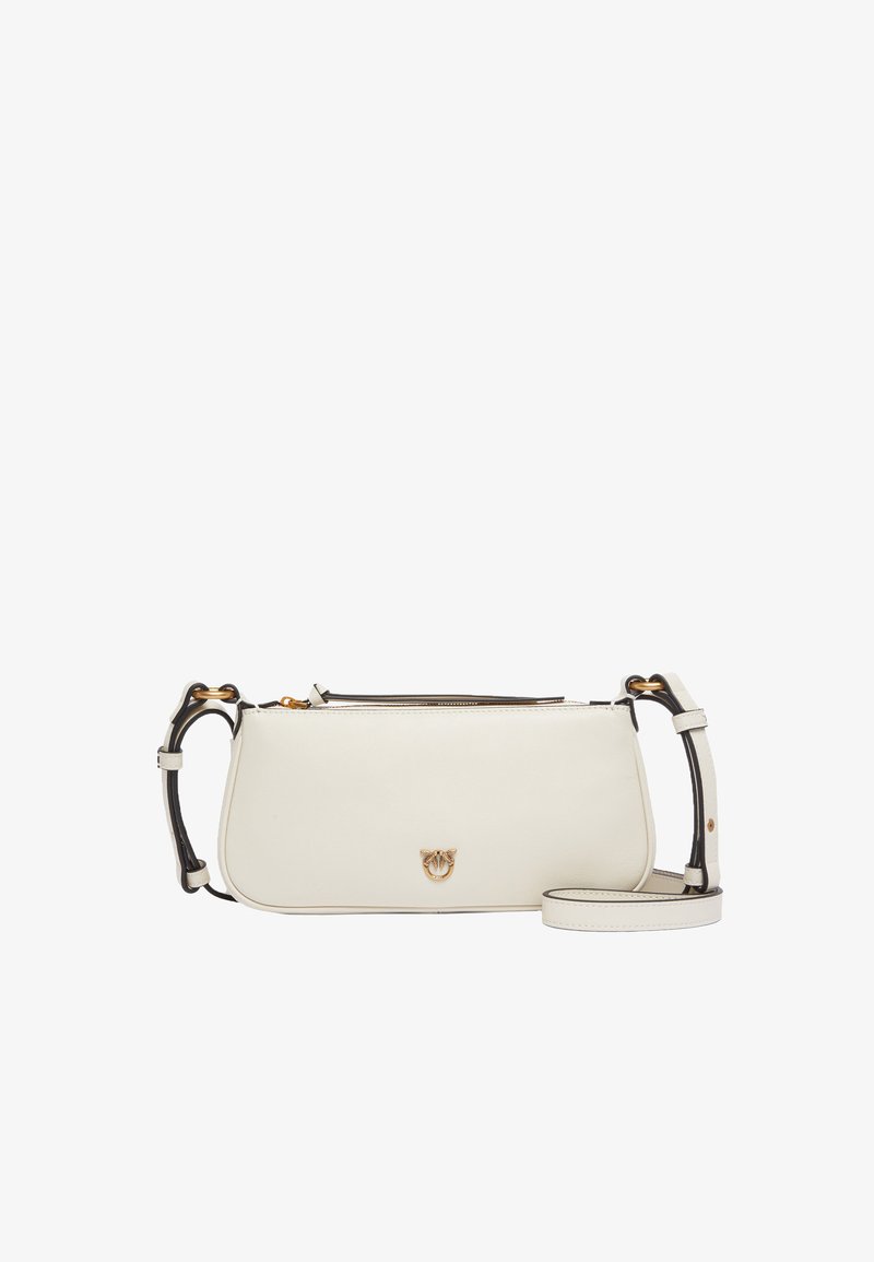 Borsa a tracolla bianca in pelle con un accento del logo dorato, forma curvata, chiusura con zip e una tracolla nera staccabile. Texture liscia su tutta la superficie.