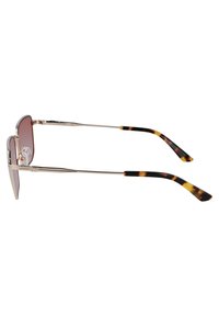 Occhiali da sole con montatura in metallo dorato, lenti rosa sfumate e punte in acetato tartarugato sulle astine. Forma rettangolare elegante con dettagli elaborati.