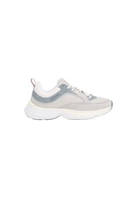 Zapatilla gris y blanca con un upper de ante texturizado y malla, suela blanca gruesa y un lazo rojo de acento en el talón.