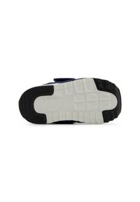 Semelle de chaussure en caoutchouc noir avec une semelle intermédiaire blanche. Présente un motif texturé pour l'adhérence, un design arrondi et le logo NB embossé au centre.