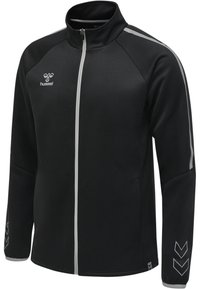 Svart zip-up jacka i mjukt material med grå ränder och logotyp på bröstet. Har dessutom en chevronmönstrad accent på ärmarna.