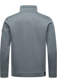 Hellgrauer Langarm-Pullover mit hohem Kragen. Gerippte Textur, gerade Schnittform und kleines Logotag an der unteren linken Seite.