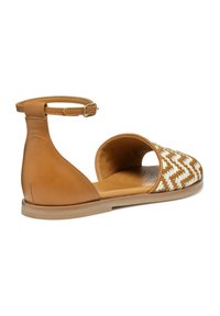Sandal de cuero marrón claro con un patrón trenzado en blanco y marrón, puntera abierta, correa de tobillo con hebilla y suela plana. Presenta una plantilla perforada.