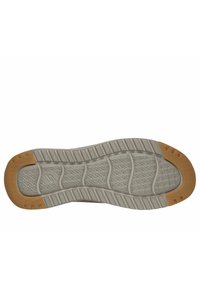 Suela de zapato de goma con una superficie texturizada en gris y punta de goma color marrón. Presenta ranuras y un patrón ondulado para mayor agarre y flexibilidad.