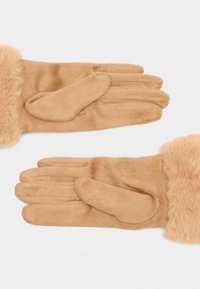 Tanan gloves s mekanom od mekog umjetnog krzna na manžetama. Materijal izgleda glatko s suptilnim sjajem. Dizajn s pet prstiju ima teksturiranu dlan za bolje prianjanje.