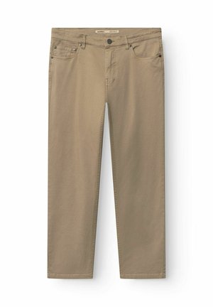 Bež ravne hlače s pojasnim petljama, prednjim gumbom, zatvaračem na patentni zatvarač i stilom s pet džepova, položene ravno na bijelu podlogu.