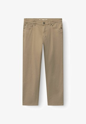 Bež hlače z ravnimi nogavicami, z zankami za pas, sprednjim gumbom, zadrgo ter petimi žepi, položene ravno na belem ozadju.