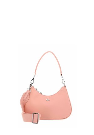 Sac à main rose clair en forme de croissant avec fermeture éclair argentée, bandoulière amovible réglable et petit logo crocodile argenté à l'avant.