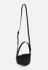 Sac à bandoulière noir en cuir avec une texture lisse. Dispose d'une forme courbe, d'une bandoulière réglable et d'une fermeture à rabat.