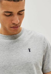 Next 4 PACK REGULAR FIT - Tricou basic - burgundy red white grey black