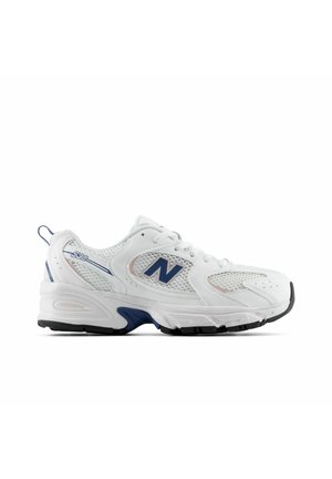 Chaussure de course New Balance blanche avec des accents bleus, des panneaux en mesh et une semelle noire, vue de côté sur fond blanc.