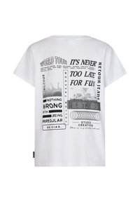 Biała bawełniana koszulka z krótkim rękawem, na której znajdują się różnorodne czarne nadruki oraz tekst, w tym nazwy miast i frazy, o luźnym kroju.