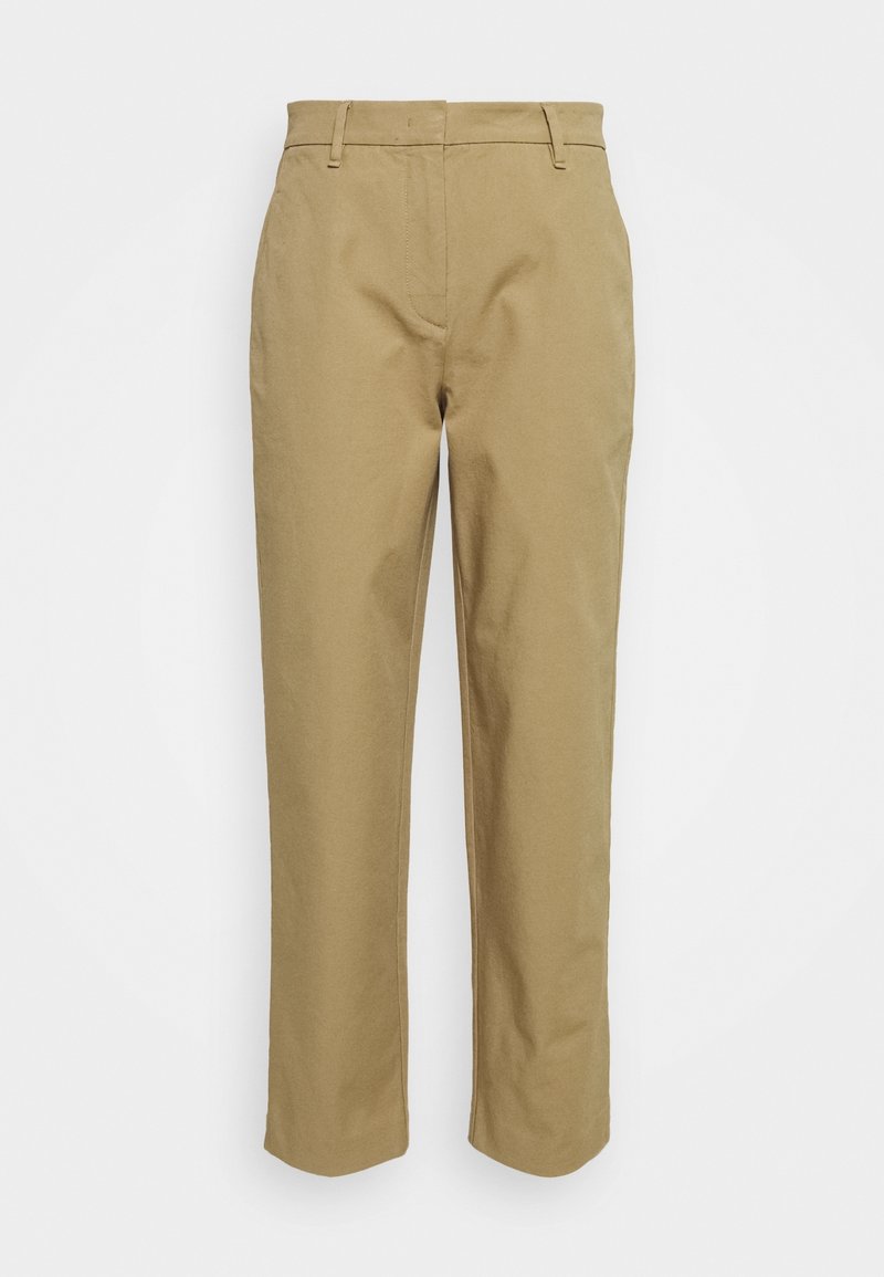 Beige suorat housut vyölenkeillä, vetoketjulla edessä ja siistillä, yksinkertaisella muotoilulla valkoista taustaa vasten.