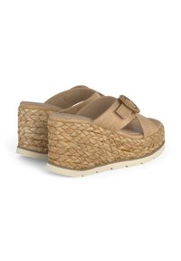 Sandali con zeppa beige con texture di paglia intrecciata, punta aperta e cinturino regolabile con bottone decorativo. Suola bianca spessa per il comfort.