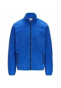 Giacca in pile di un brillante blu con tasche con zip nere e un logo nero sul lato sinistro del petto. Presenta un collo alto e maniche lunghe.