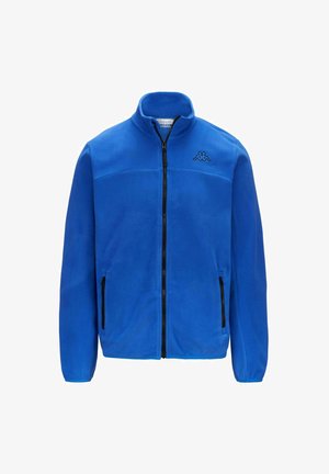 Giacca in pile di un brillante blu con tasche con zip nere e un logo nero sul lato sinistro del petto. Presenta un collo alto e maniche lunghe.