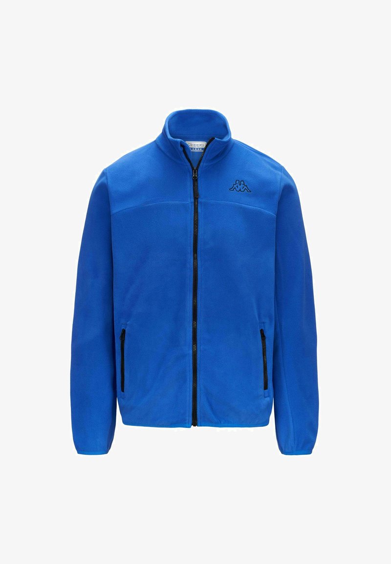 Giacca in pile di un brillante blu con tasche con zip nere e un logo nero sul lato sinistro del petto. Presenta un collo alto e maniche lunghe.