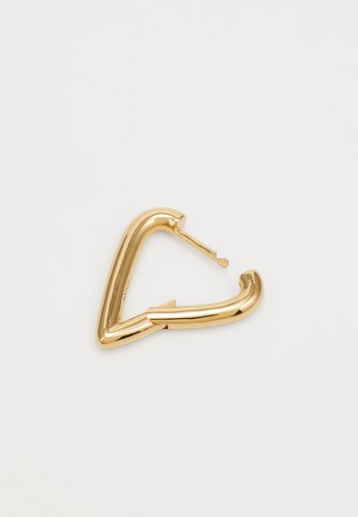 Goldene, dreieckige Ohrringe mit einer glatten, glänzenden Oberfläche. Mit einem Scharnierverschluss für sicheren Tragekomfort. Schlichtes und modernes Design.