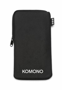 Astuccio nero con zip realizzato in tessuto testurizzato, con il logo bianco "KOMONO" in basso e un piccolo etichetta in tessuto sul lato.
