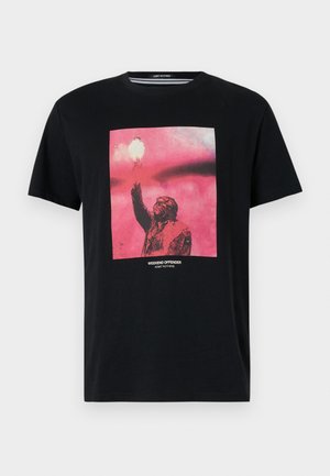 Camiseta de algodón negra con un estampado gráfico en tonos rosas, que representa una figura señalando hacia arriba. El texto debajo dice "WEEKEND OFFENDER" y "ADMIT NOTHING."