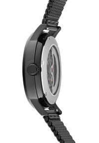 Reloj negro con bisel de acero inoxidable, correa de malla y fondo de caja transparente que muestra los detalles del mecanismo; presenta una forma redonda y corona lateral.